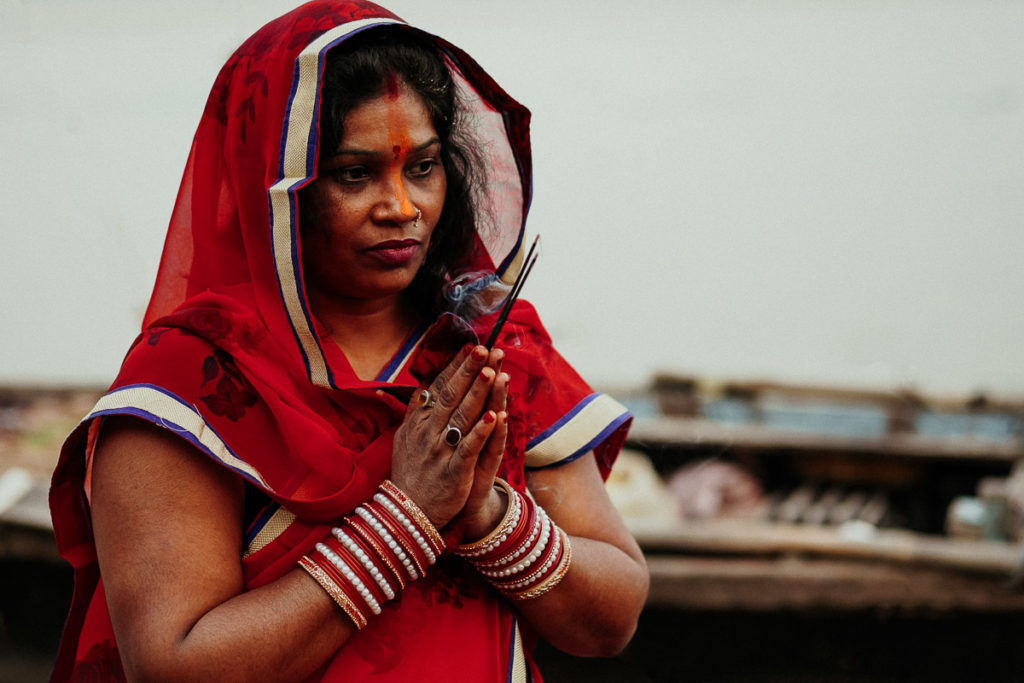 Eine gläubige Hinduistin betet für das Wohlergehen ihrer Familie während des Festes Chhath Puja in Varanasi.