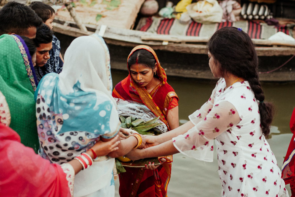 Ein großer Korb mit Obst und Blumen wird zu Ehren der Sonne am Fest Chhath Puja zum Ufer des Ganges gebracht.