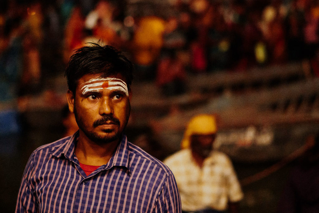 Heilige Zeichen der Segnung tragen Männer und Frauen im Hindusimus auf ihren Stirnen.