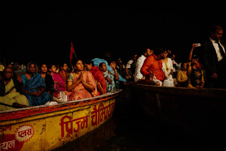 Gläubige und Neugierige beobachten das Aarti Ritual in Varanasi vom Boot aus.