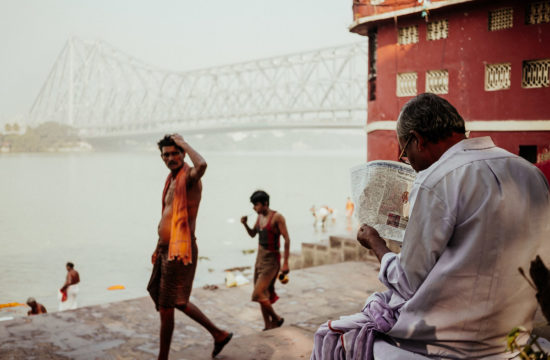 Auf dem neuesten Stand: morgendliches Zeitunglesen am Fluss Hugli in Kolkata.