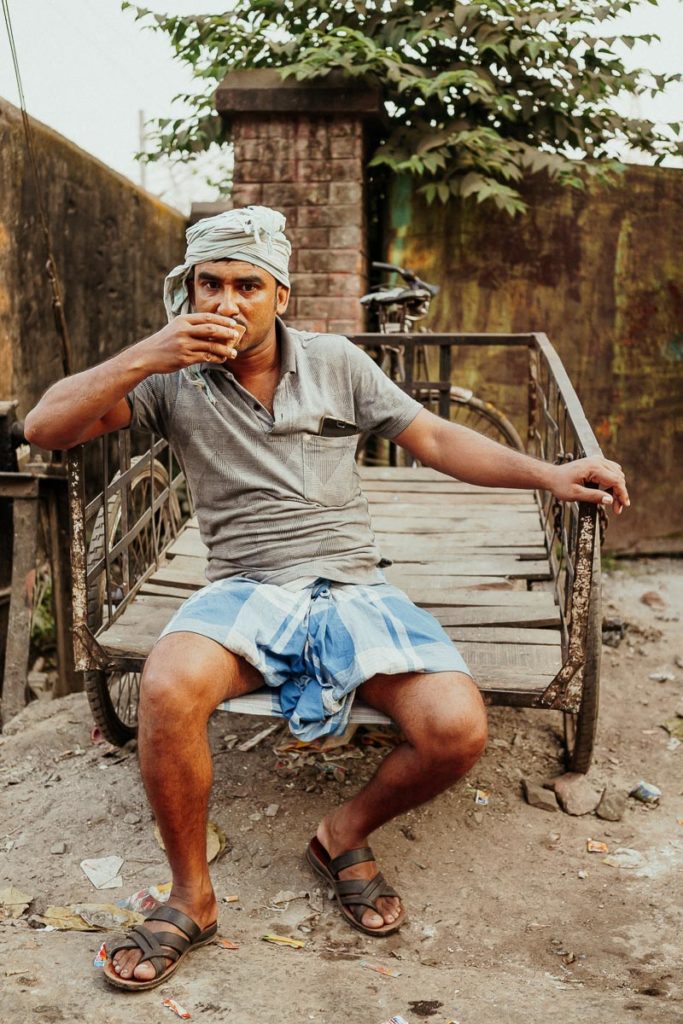 Pause für den Rikschafahrer auf dem Flower Market in Kolkata.