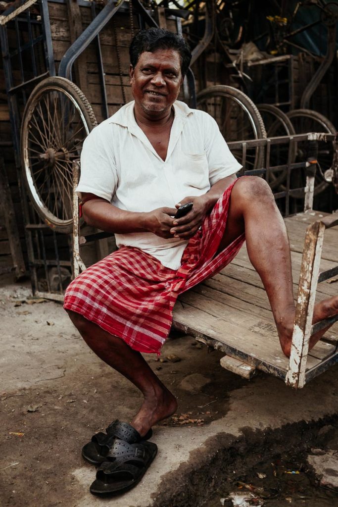 Mann auf dem Flower Market in Kolkata wartet auf seiner Rikscha.