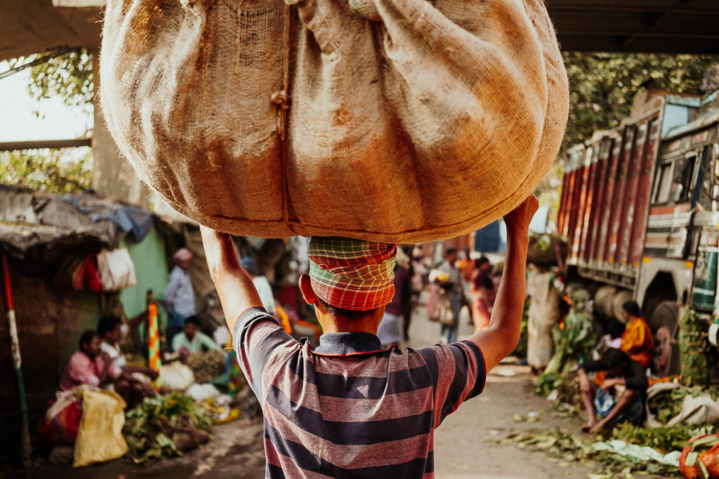 Warentransport auf dem Flower Market in Kolkata.