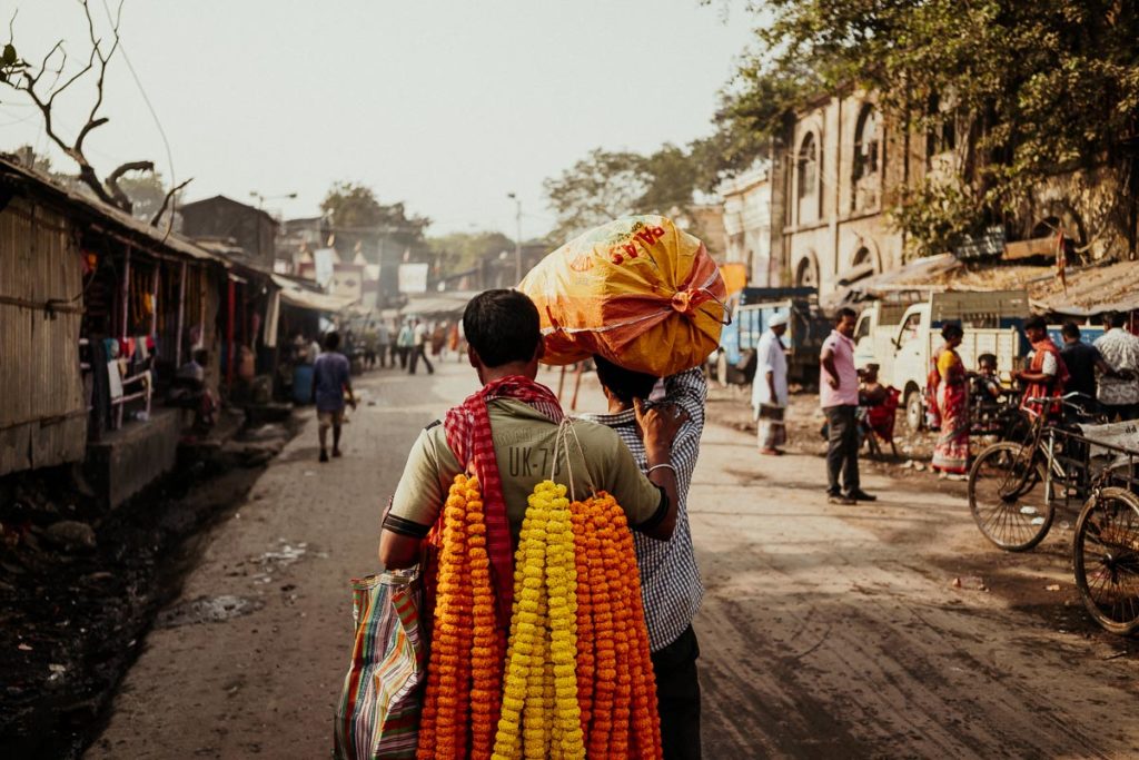 Blumentransport auf dem Flower Market in Kolkata.