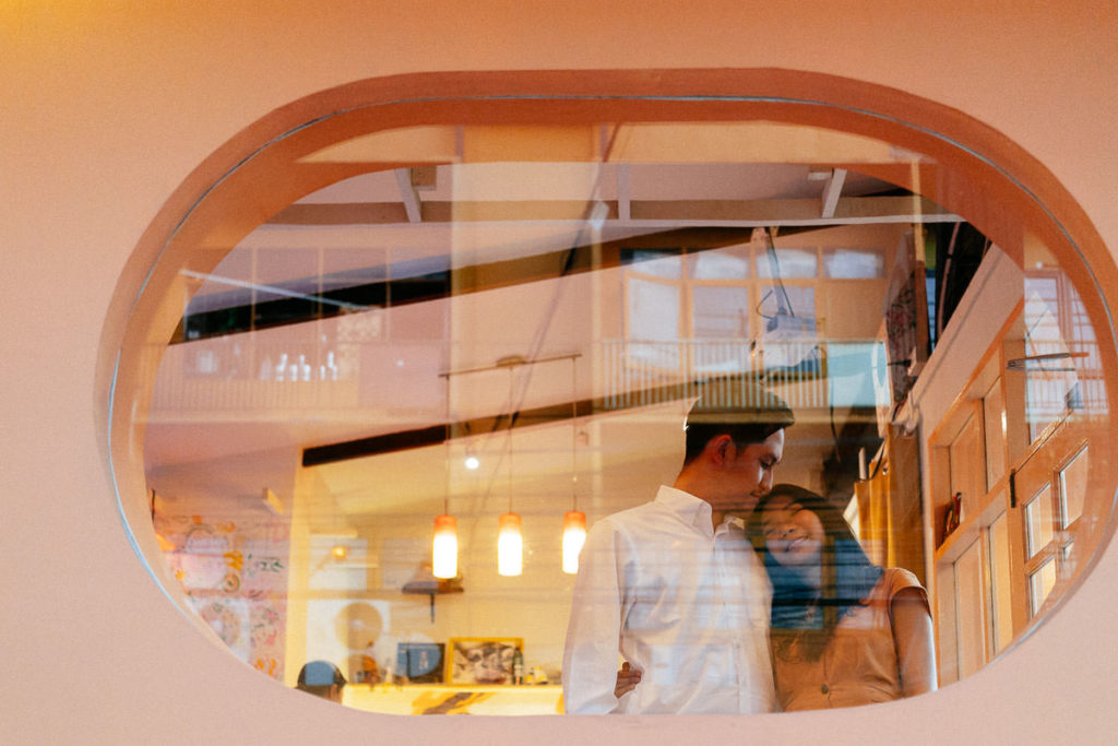 Hippes Café dient als Kulisse für Paarbilder in Bangkok-Ari