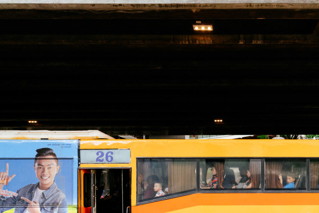 Öffentlicher Nahverkehr in Bangkok-Ari, den Bus ziert eine große Werbung