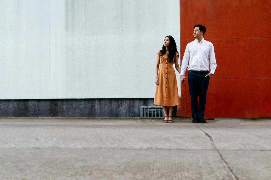 Paarshooting vor einer weiß-roten Wand in Bangkok-Ari