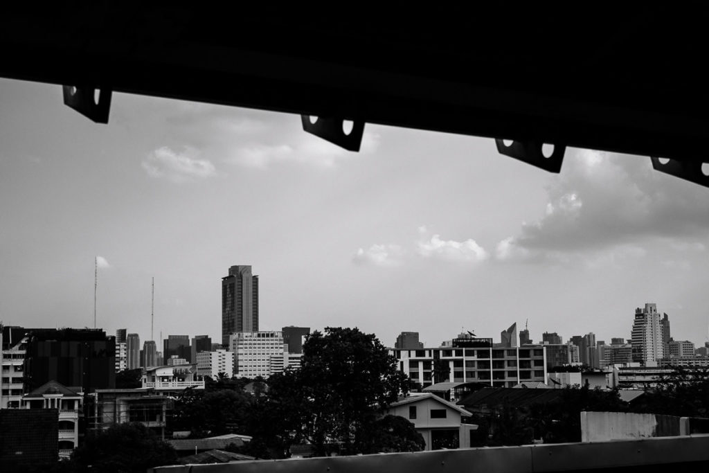 BTS Station Ari in Bangkok mit Blick auf Hochhäuser