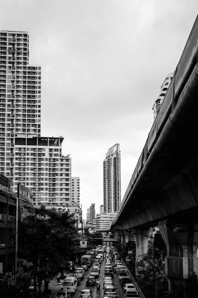 Hochhäuser zieren das Bild Bangkoks, BTS und Stadtautobahn sorgen für geregelten Verkehr