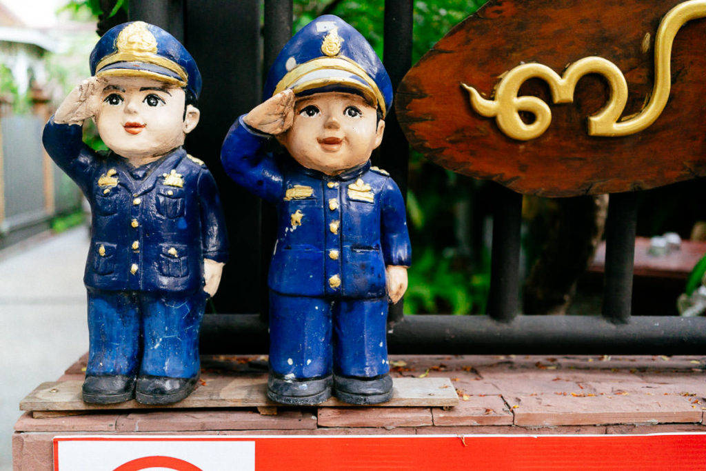 Kleine Statuen von Polizisten oder Wachmännern mit freundlichen Gesichtern