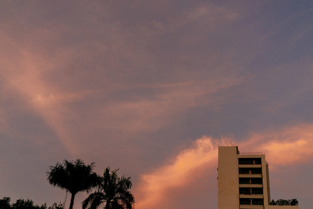 Palmen und Hochhäuser in der Abenddämmerung in Ari, Bangkok