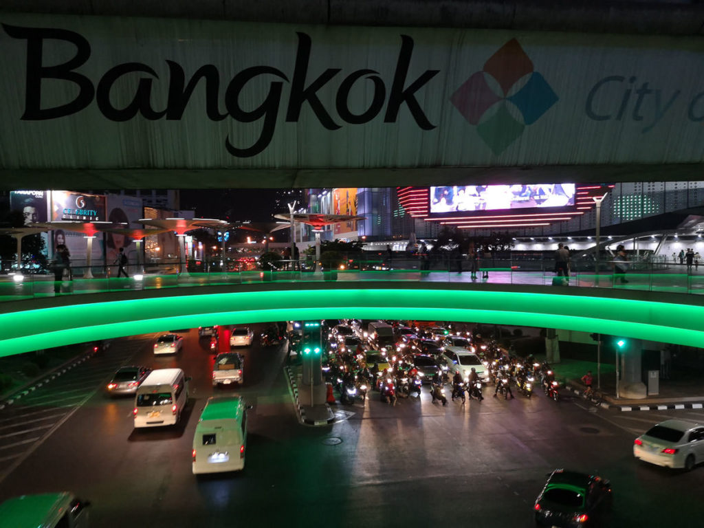 BTS-Station in Bangkok, Blick auf den Autoverkehr unter der BTS-Linie