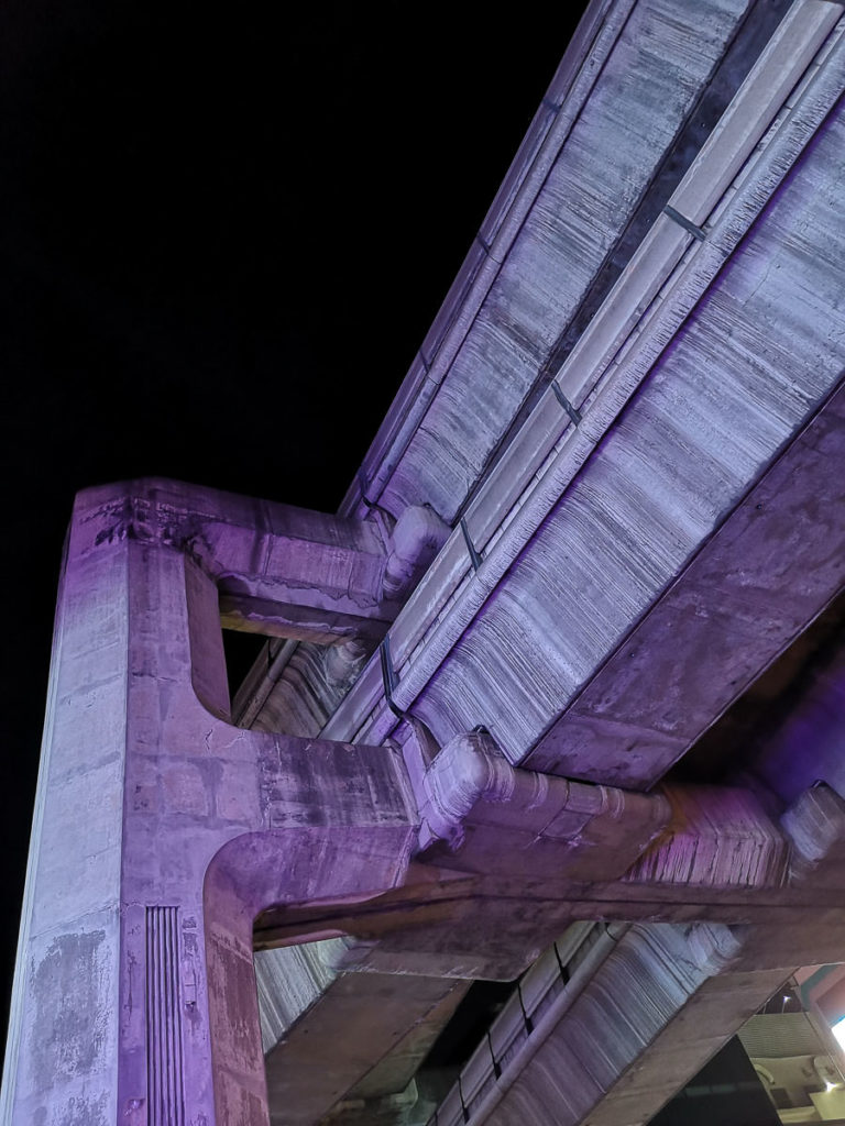 BTS-Beton im Neonlicht