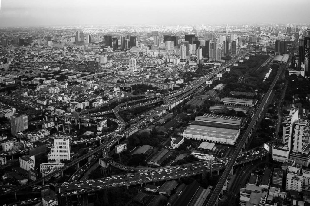 Reger Stadtverkehr in Bangkok, Blick von oben auf die viel befahrenen Hauptstraßen
