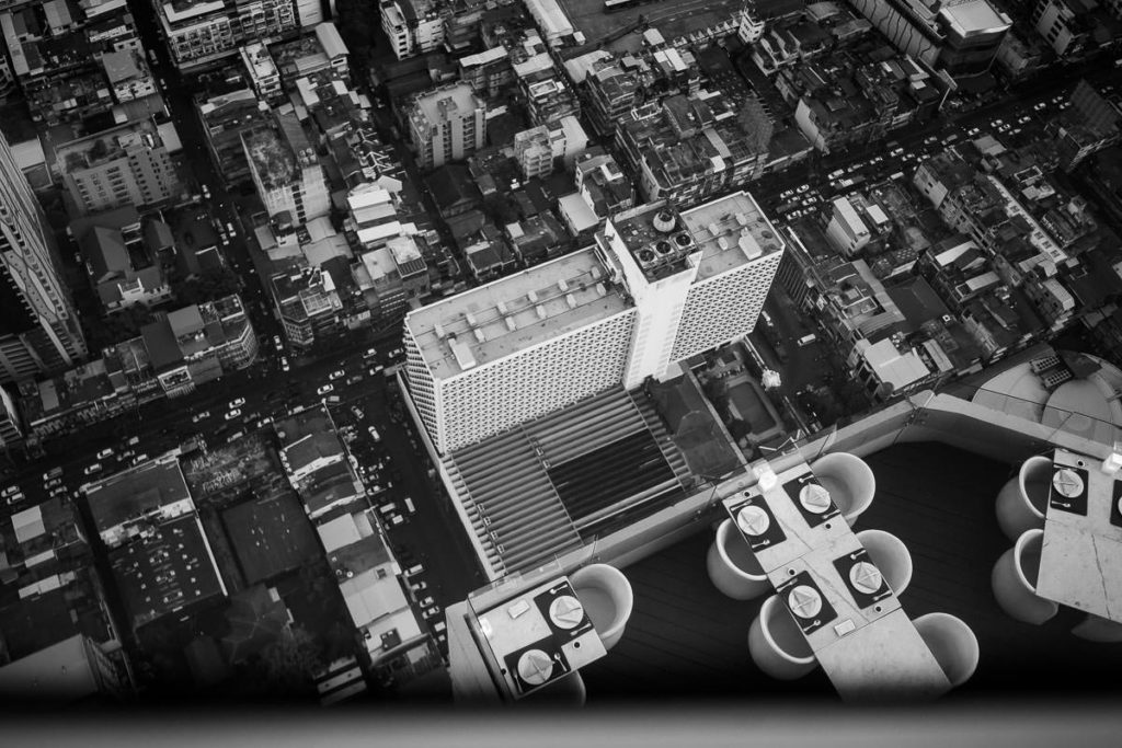 Blick hinunter auf niedrigere Häuser vom Baiyoke Tower 2