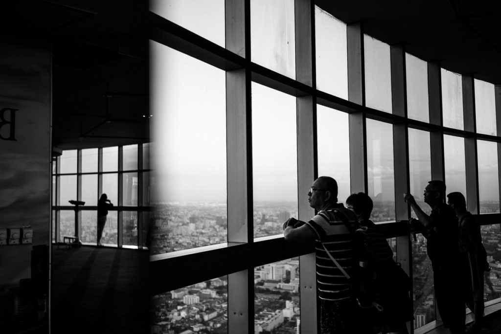 Besucher im Baiyoke Tower 2 genießen den Blick über Bangkok