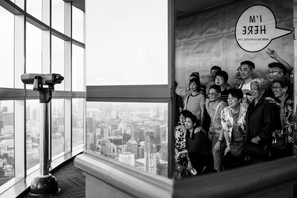 Eine Reisegruppe lässt sich fröhlich fotografieren