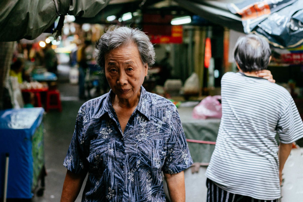 Einheimische macht ihre Einkäufe in Chinatown, Bangkok