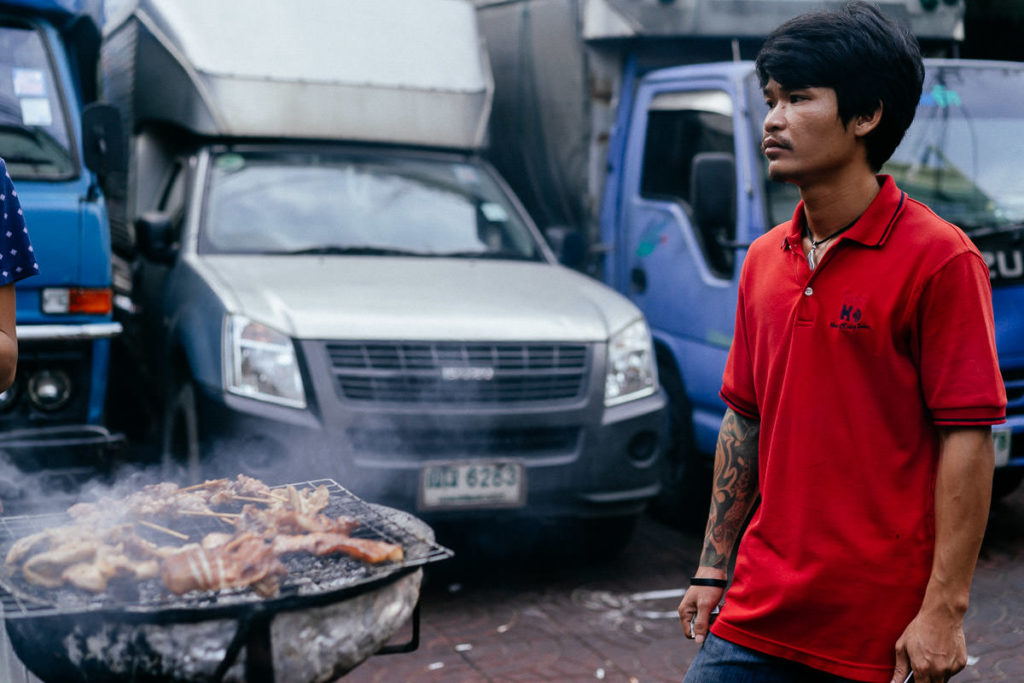 Streetfood in Chinatown, Bangkok. Offener Grill irgendwo auf der Straße