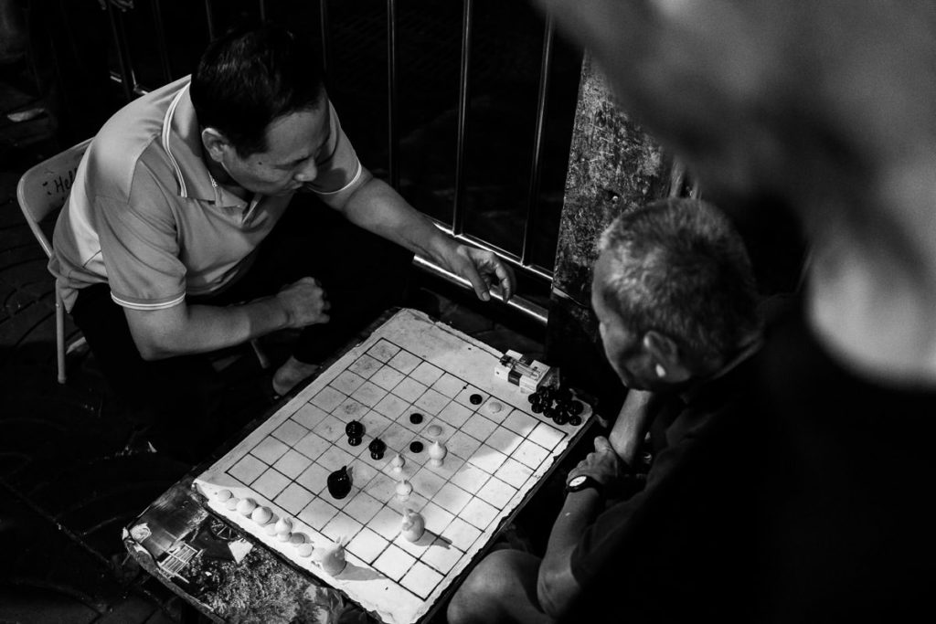 Gesellschaftspiel in Bangkok-Chinatown