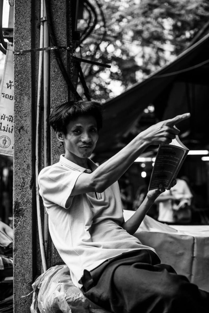 Porträt eines Mannes mit Buch in Chinatown, Bangkok