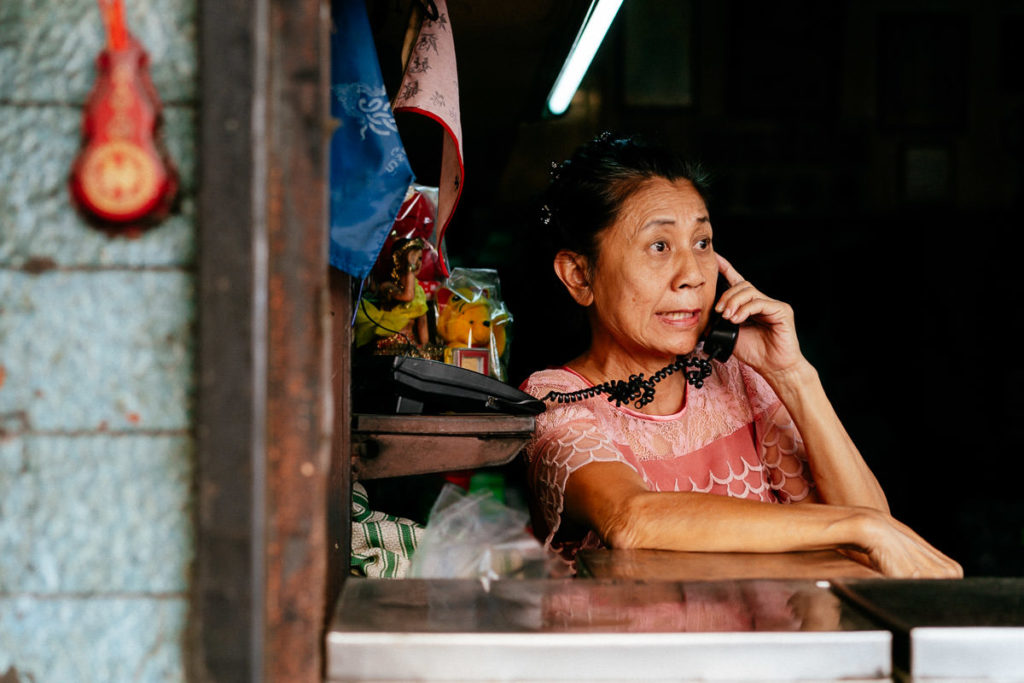 Verkäuferin am Telefon in Chinatown, Bangkok