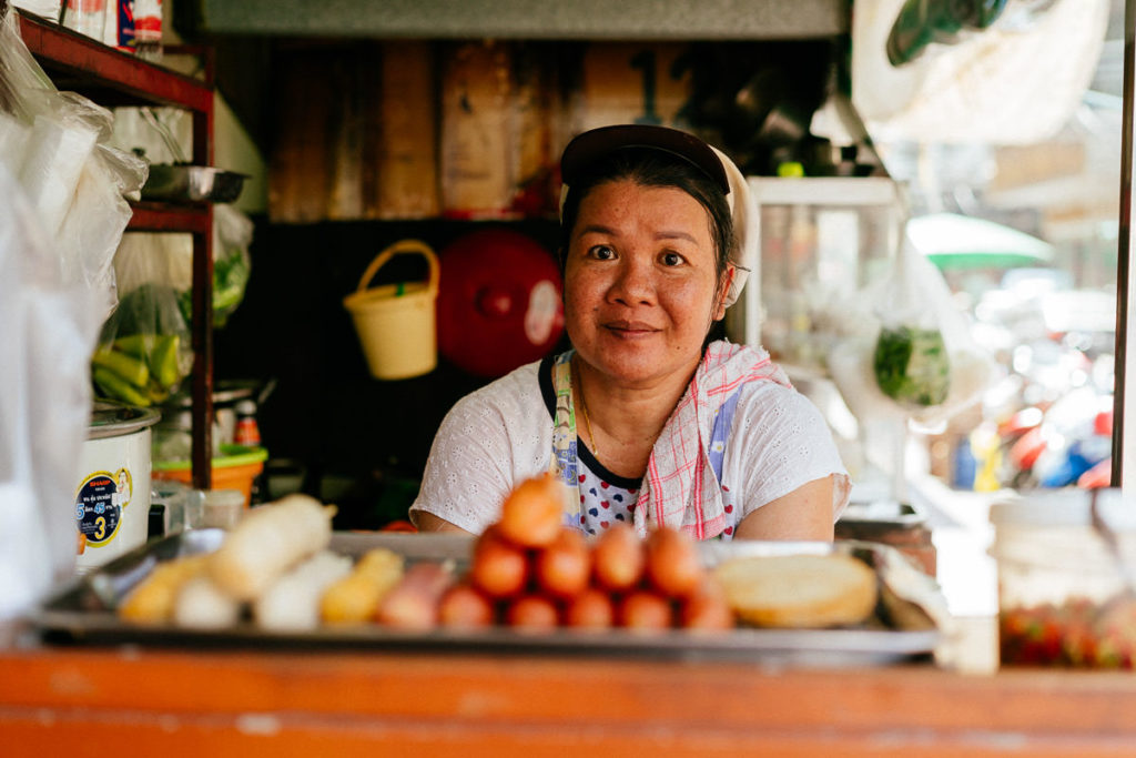 Verkäuferin in ihrem Laden in Chinatown, Bangkok