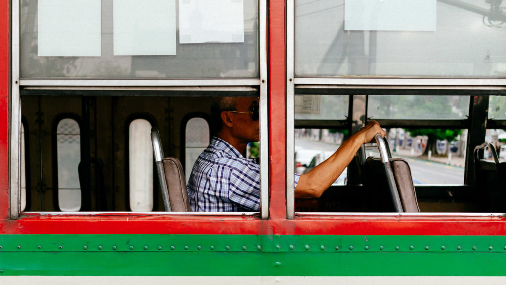Busfahren in Bangkok. Blick in den Bus und auf einen Passagier