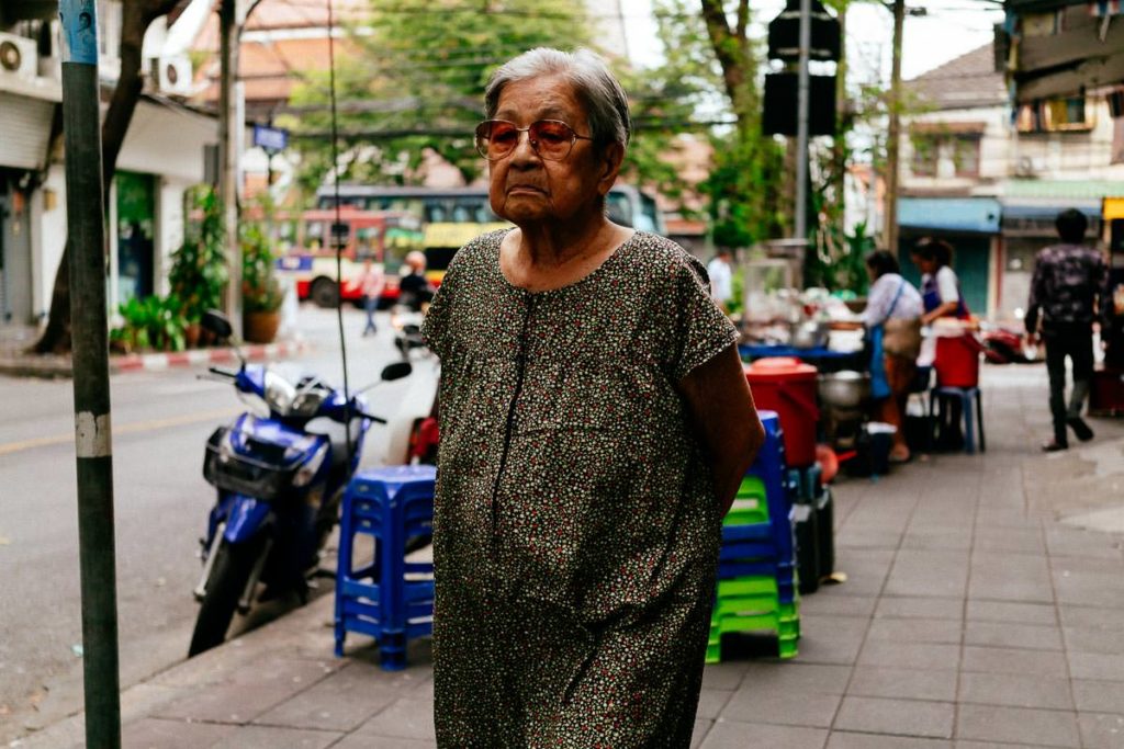 Frau streift durch die Straßen in Bangkok-Rattanakosin