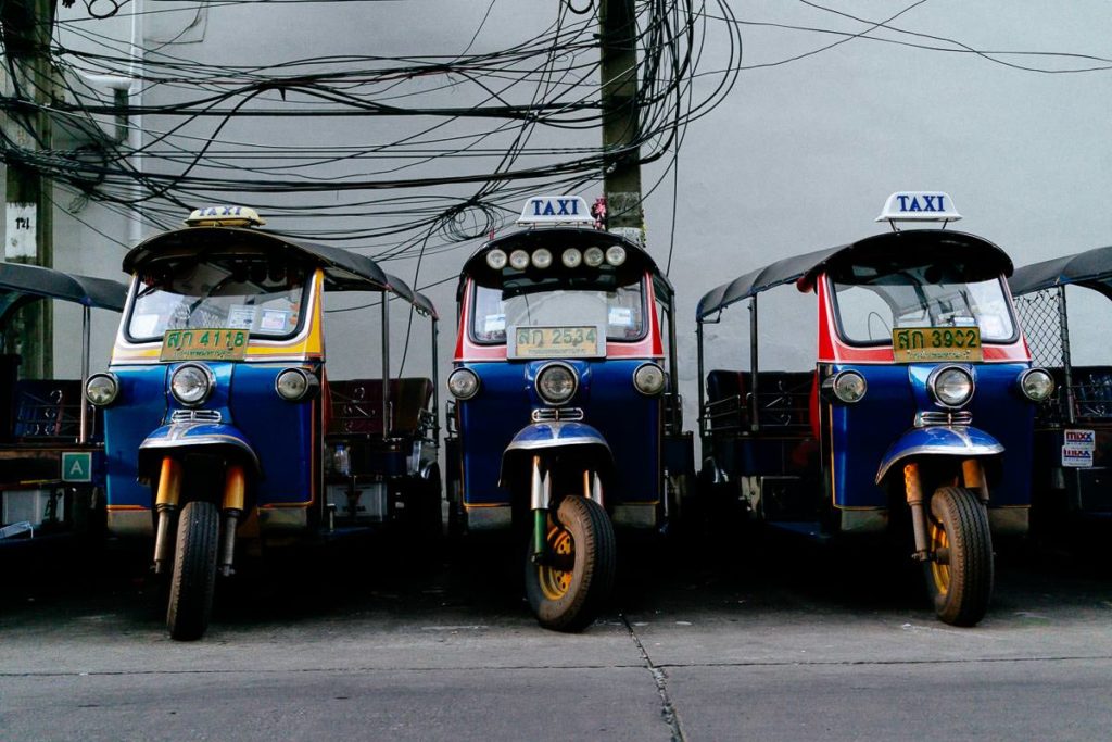 Autorikschas warten auf ihren Einsatz in Bangkok