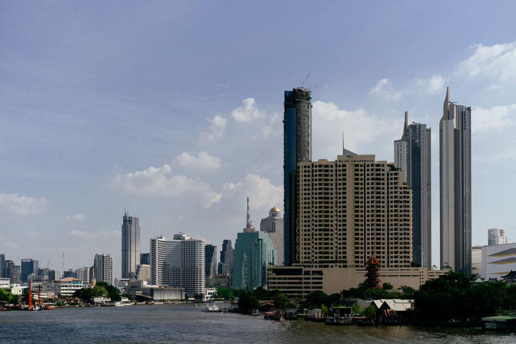 Skyline von Bangkok vom Chao Phraya aus