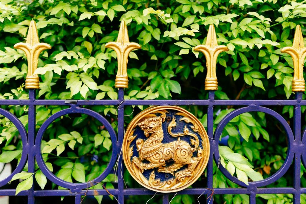 Gold und Blau: königliche Farben eines Tores in Bangkok