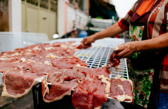 Fleisch zum Trocknen wird in Rattanakosin in Bangkok auf Gitter in die Sonne gelegt