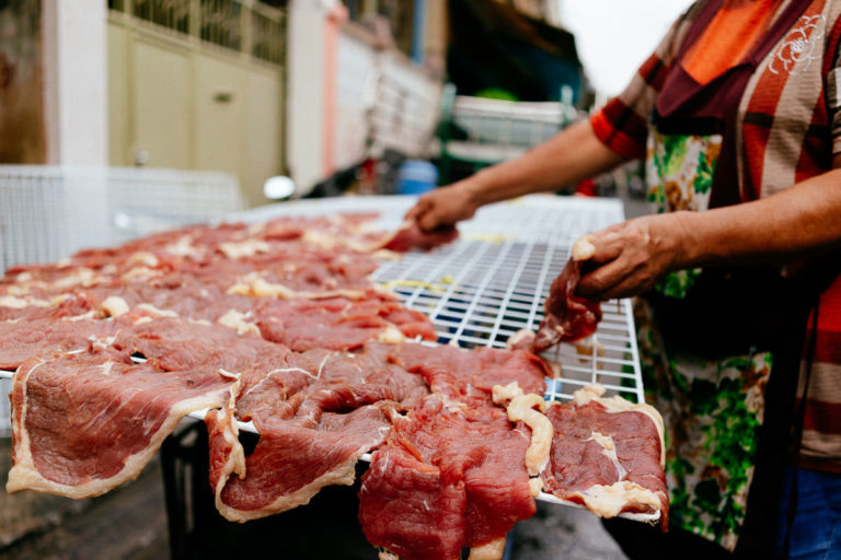 Fleisch zum Trocknen wird in Rattanakosin in Bangkok auf Gitter in die Sonne gelegt
