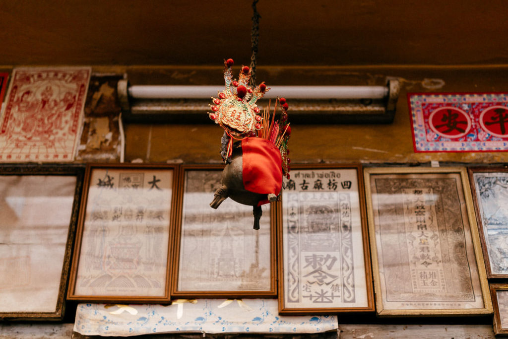 Räucherstäbchen in einem kleinen Töpfchen hängen in einem Laden