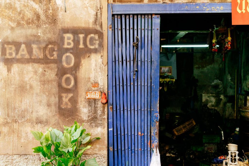 Blick in einen typischen Laden in Talat Noi, Bangkok.