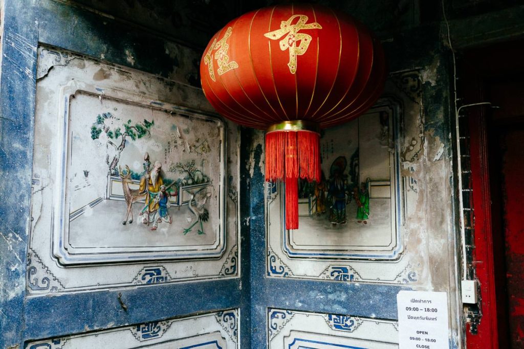 Roter Lampion und kunstvoll verzierte Fliesen