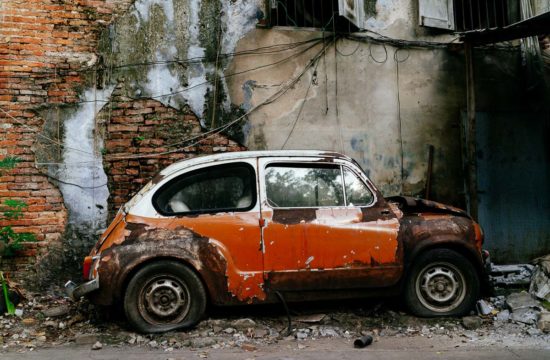 Altes verrostetes Auto, wovon sicher noch Ersatzteile verwendet werden können