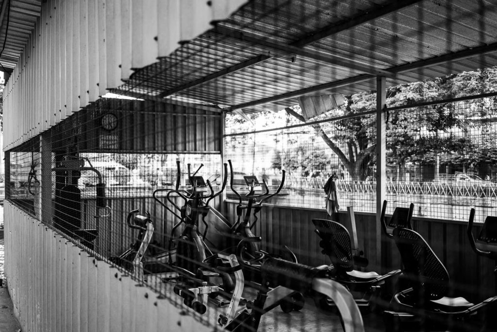 Offenes Fitnesscenter am Kanal in Talat Noi, Bangkok