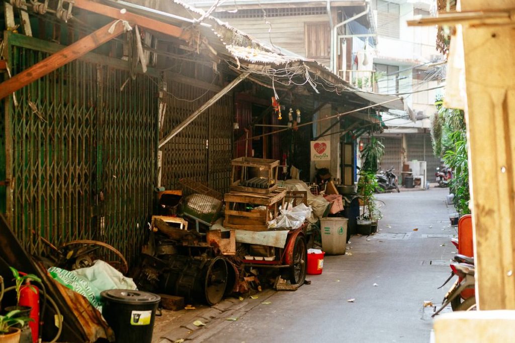 Gasse in Talat Noi, Bangkok. Gerümpel oder wichtige Utensilien.
