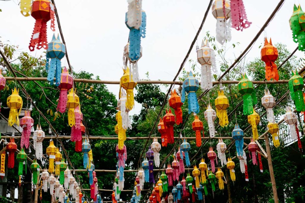 Kleine bunte Lampions im Wat Lok Molei am Rande der Altstadt von Chiang Mai