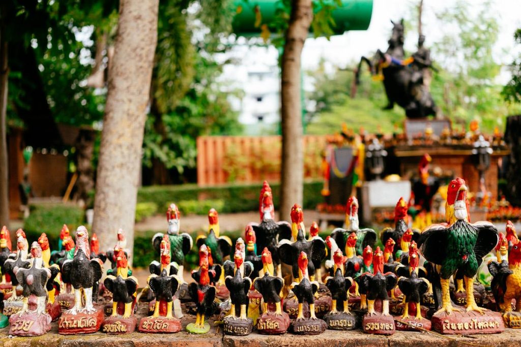 Hahnen-Statuen gegenüber vom Tempel Wat Lok Molei