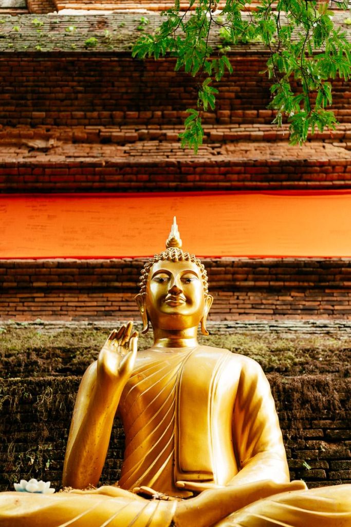 Goldene Buddha-Statue im Wat Lok Molei