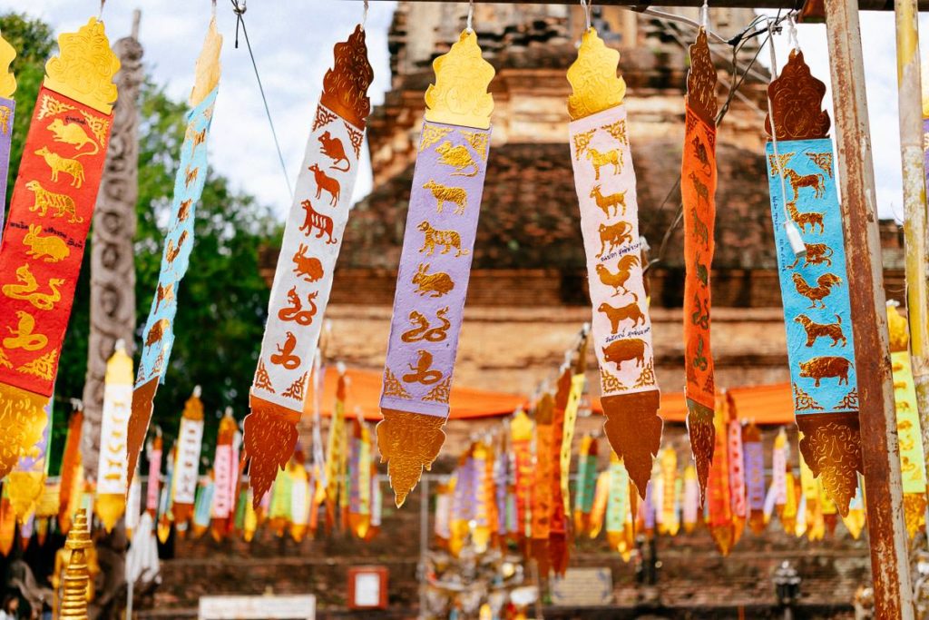Gebetsfahnen am Wat Lok Molei