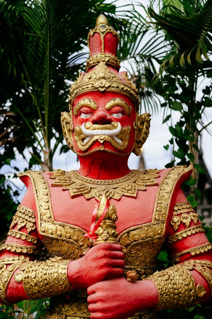Rote Wächter-Statue am Wat Lok Molei