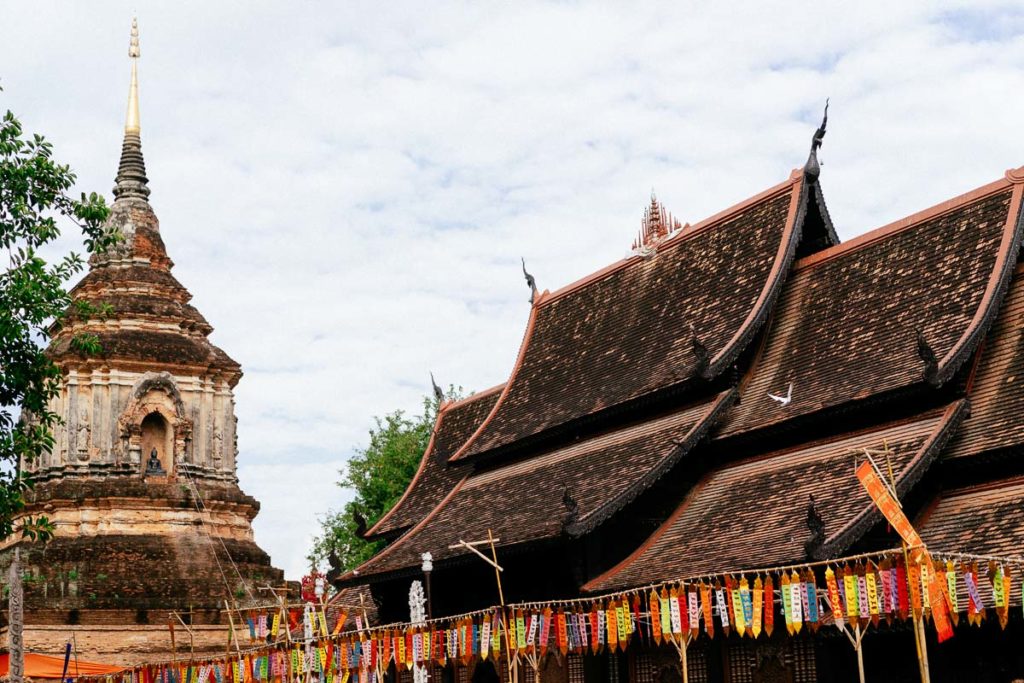 Stupa und Gebetsgebäude des Wat Lok Molei