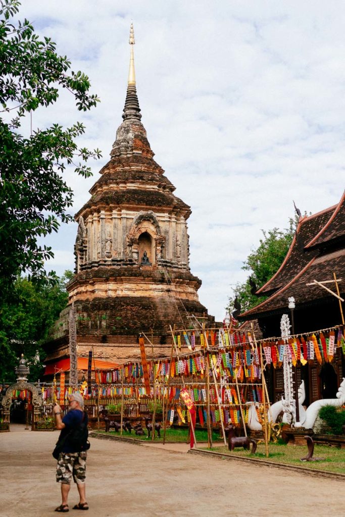Stupa und Platz des Wat Lok Molei