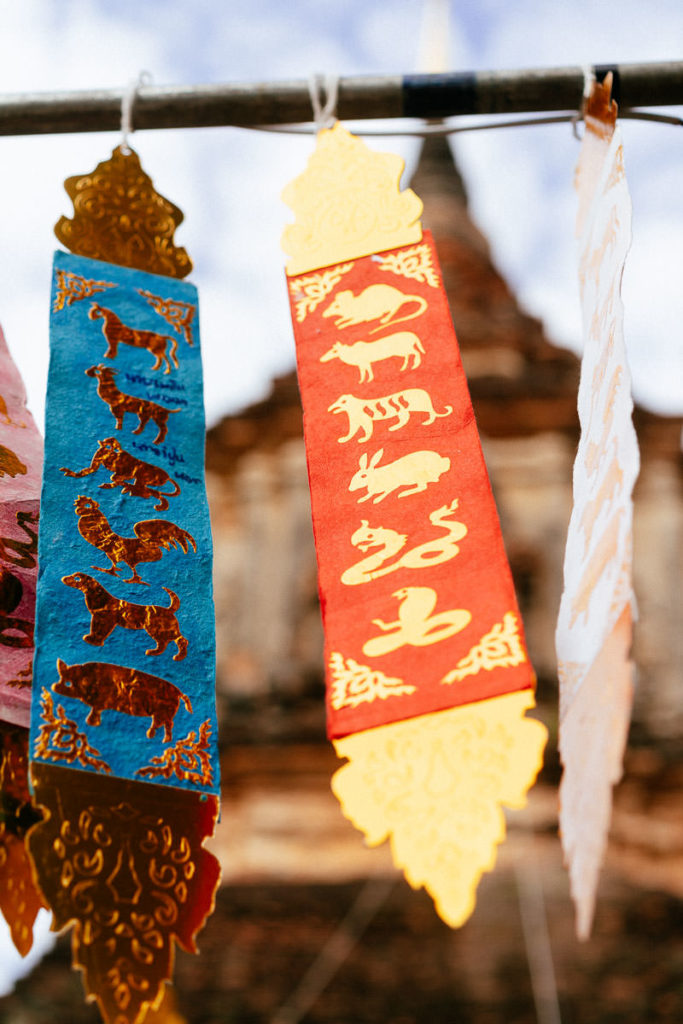 Fahnen mit chinesischen Tierkreiszeichen am Tempel Wat Lok Molei in Chiang Mai