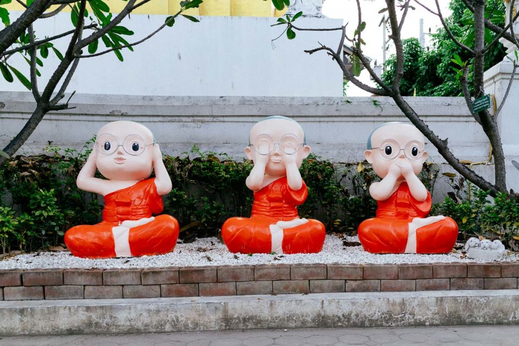 Drei Mönch-Statuen mit nichts hören, nichts sehen, nichts sagen Bedeutung